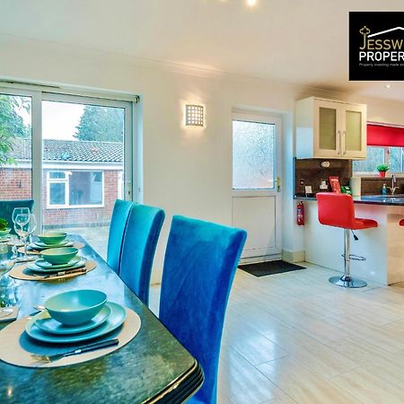 Large 6 Bedroom Contractor House By Jesswood Properties Shortlets For Groups, Business And Leisure With Free Parking, Wifi And Pool Table Лутон Экстерьер фото