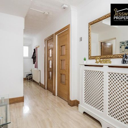 Large 6 Bedroom Contractor House By Jesswood Properties Shortlets For Groups, Business And Leisure With Free Parking, Wifi And Pool Table Лутон Экстерьер фото