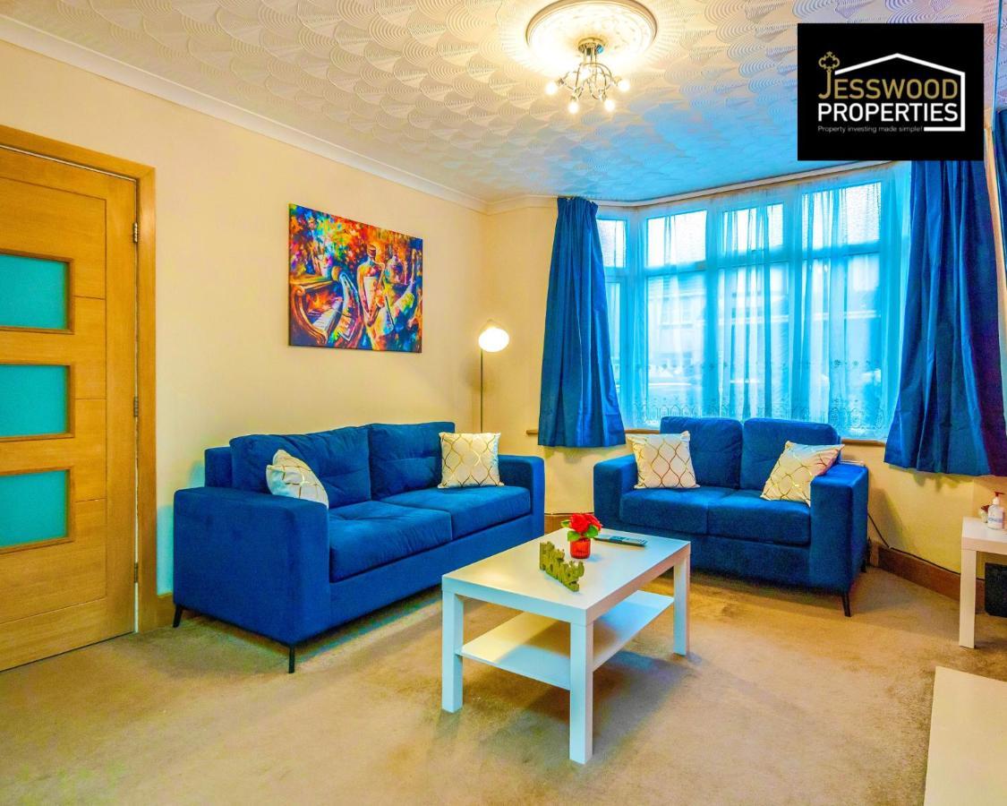 Large 6 Bedroom Contractor House By Jesswood Properties Shortlets For Groups, Business And Leisure With Free Parking, Wifi And Pool Table Лутон Экстерьер фото