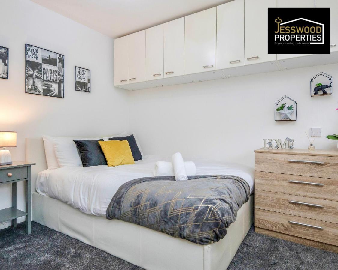 Large 6 Bedroom Contractor House By Jesswood Properties Shortlets For Groups, Business And Leisure With Free Parking, Wifi And Pool Table Лутон Экстерьер фото