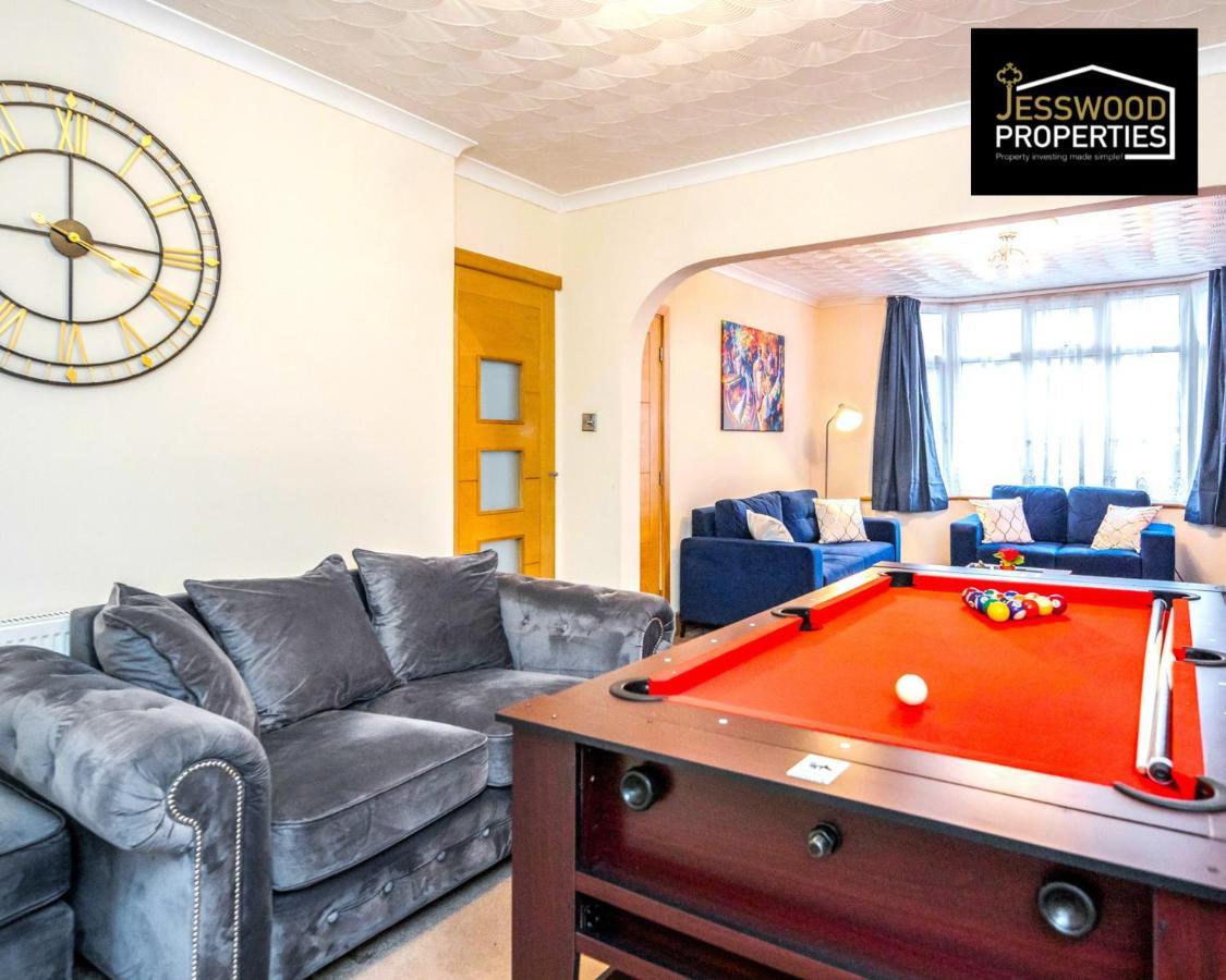 Large 6 Bedroom Contractor House By Jesswood Properties Shortlets For Groups, Business And Leisure With Free Parking, Wifi And Pool Table Лутон Экстерьер фото