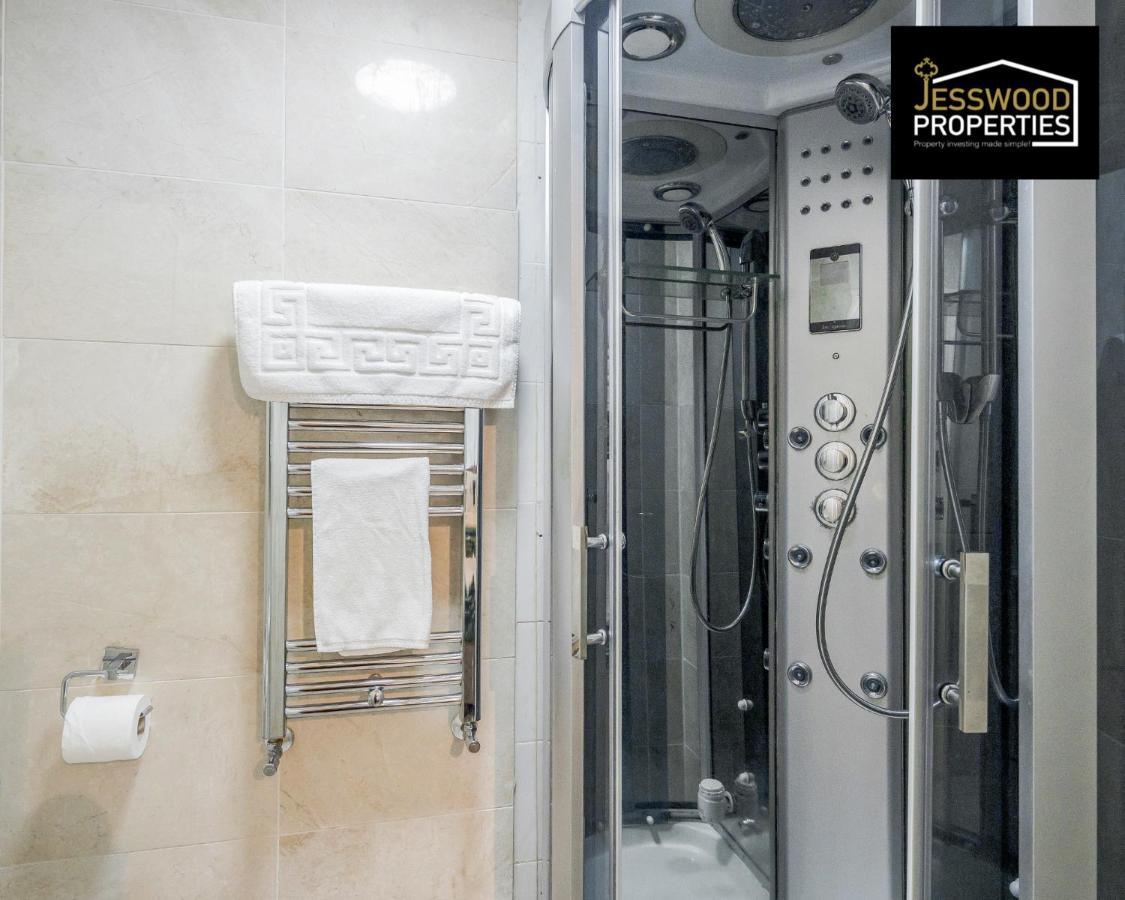 Large 6 Bedroom Contractor House By Jesswood Properties Shortlets For Groups, Business And Leisure With Free Parking, Wifi And Pool Table Лутон Экстерьер фото