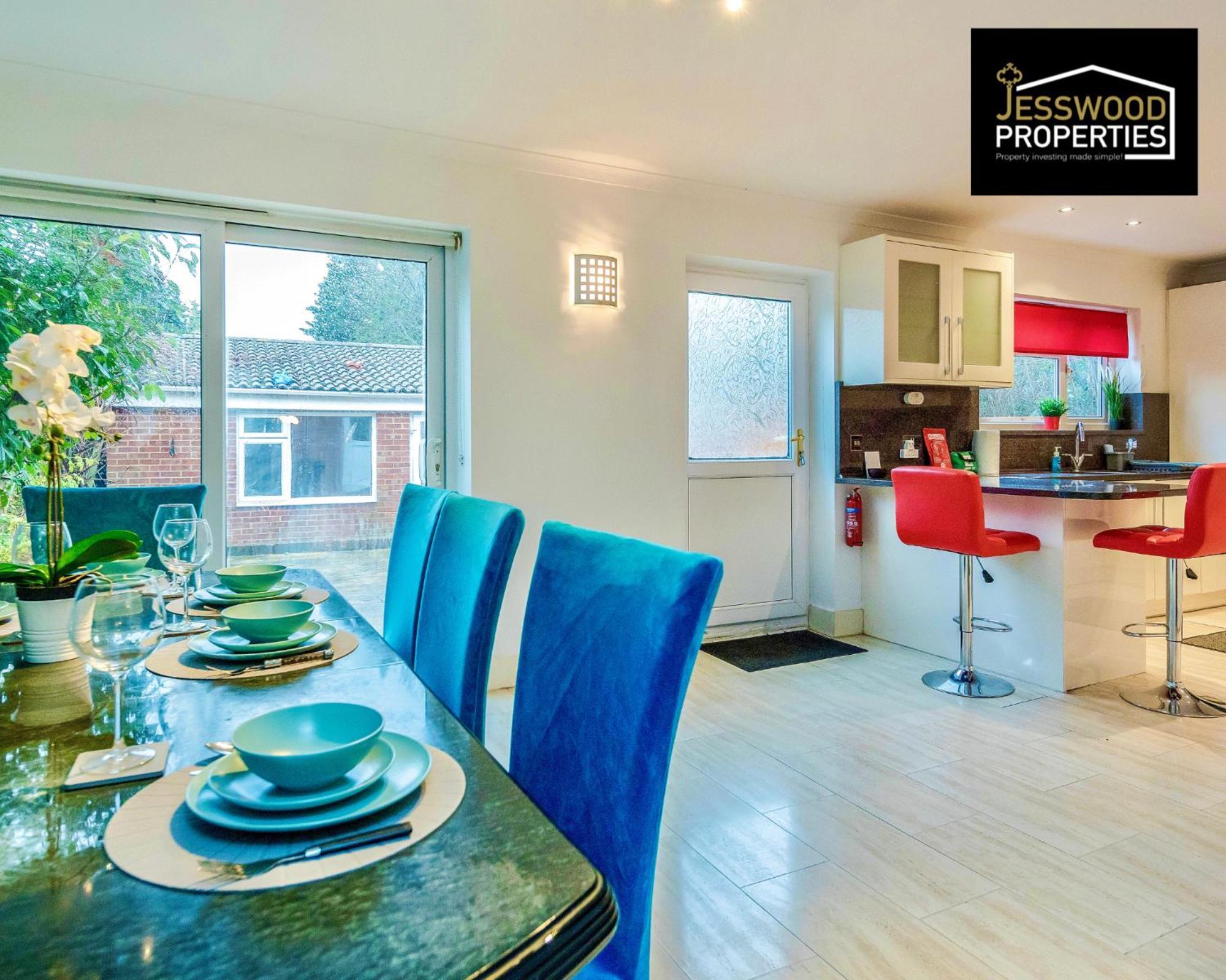 Large 6 Bedroom Contractor House By Jesswood Properties Shortlets For Groups, Business And Leisure With Free Parking, Wifi And Pool Table Лутон Экстерьер фото