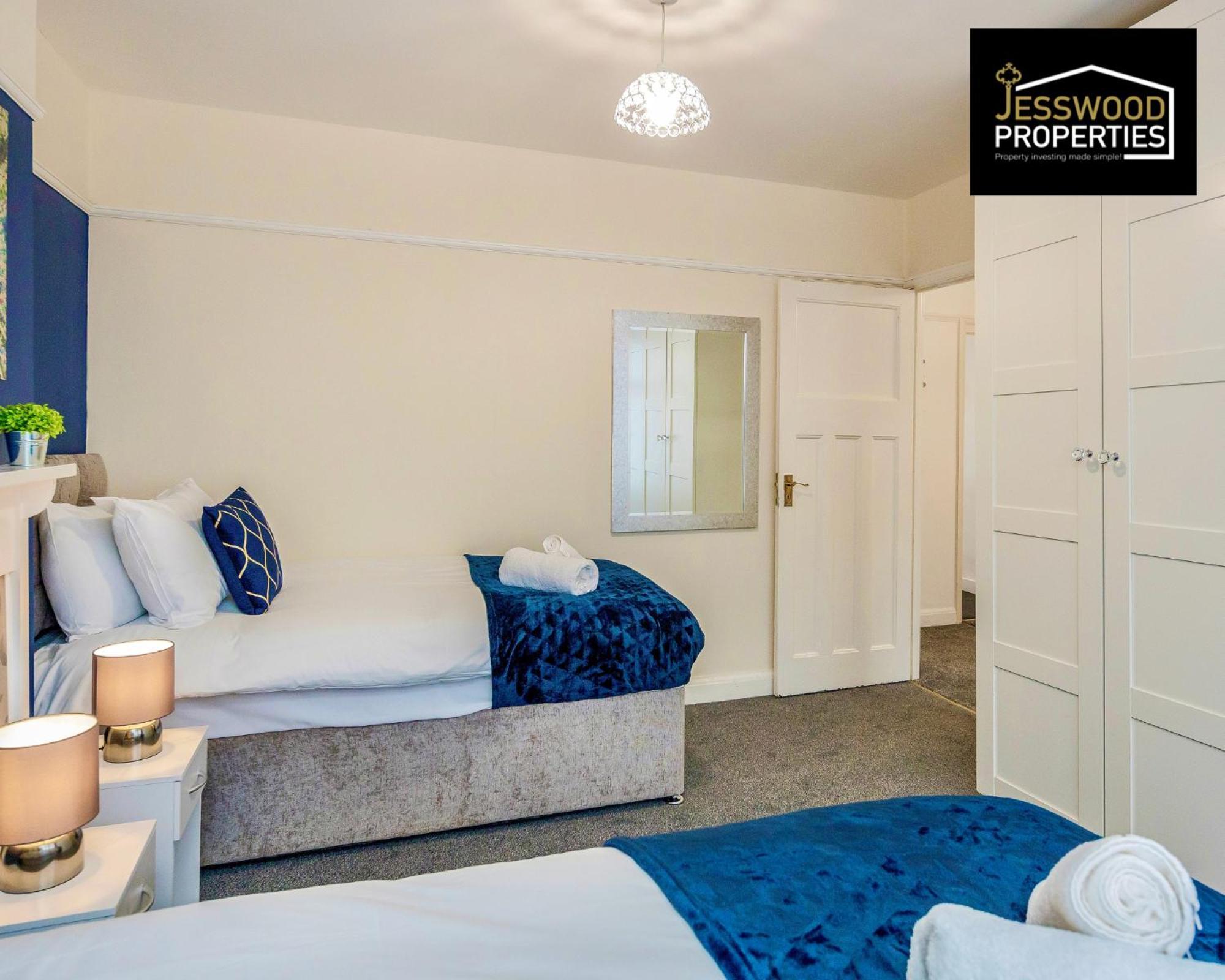 Large 6 Bedroom Contractor House By Jesswood Properties Shortlets For Groups, Business And Leisure With Free Parking, Wifi And Pool Table Лутон Экстерьер фото