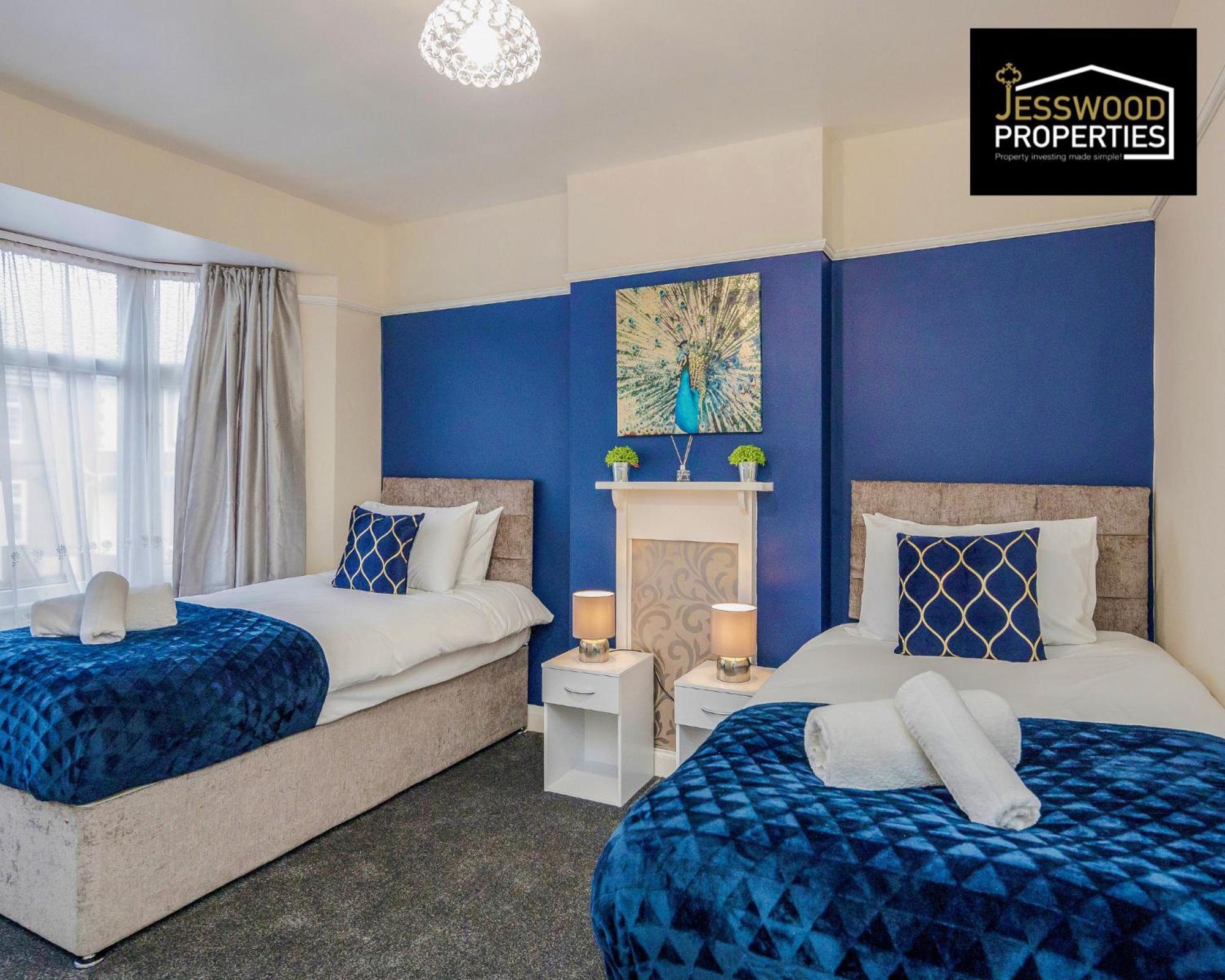 Large 6 Bedroom Contractor House By Jesswood Properties Shortlets For Groups, Business And Leisure With Free Parking, Wifi And Pool Table Лутон Экстерьер фото
