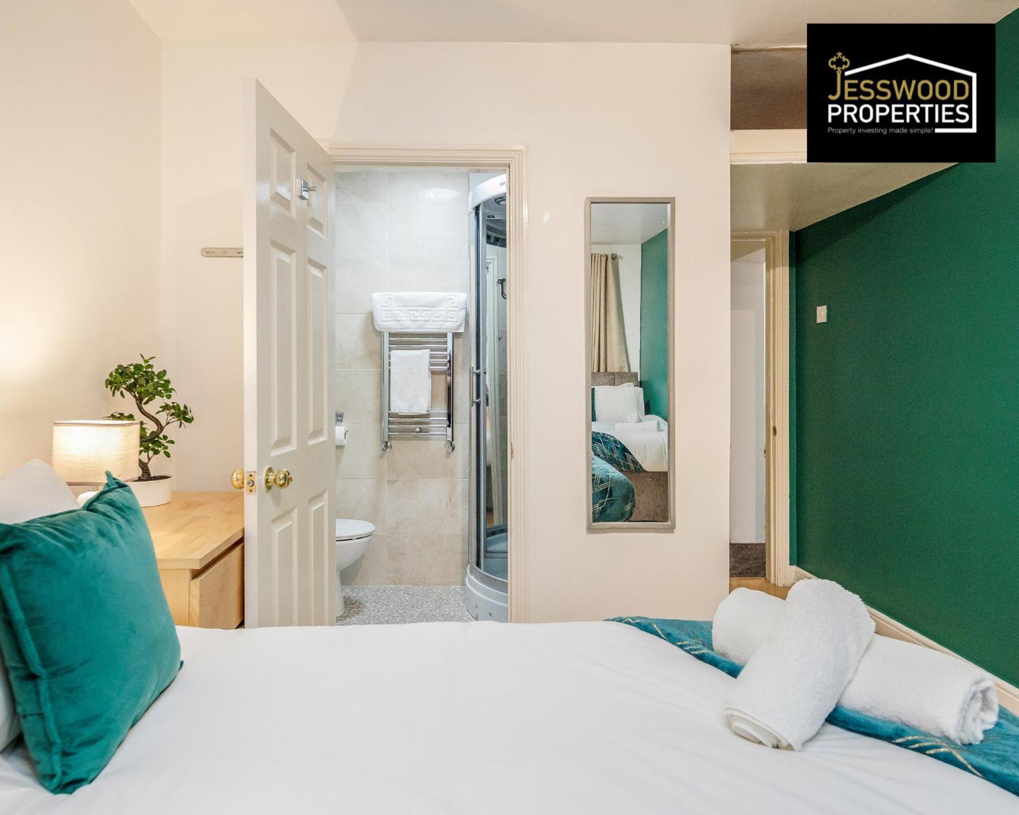 Large 6 Bedroom Contractor House By Jesswood Properties Shortlets For Groups, Business And Leisure With Free Parking, Wifi And Pool Table Лутон Экстерьер фото