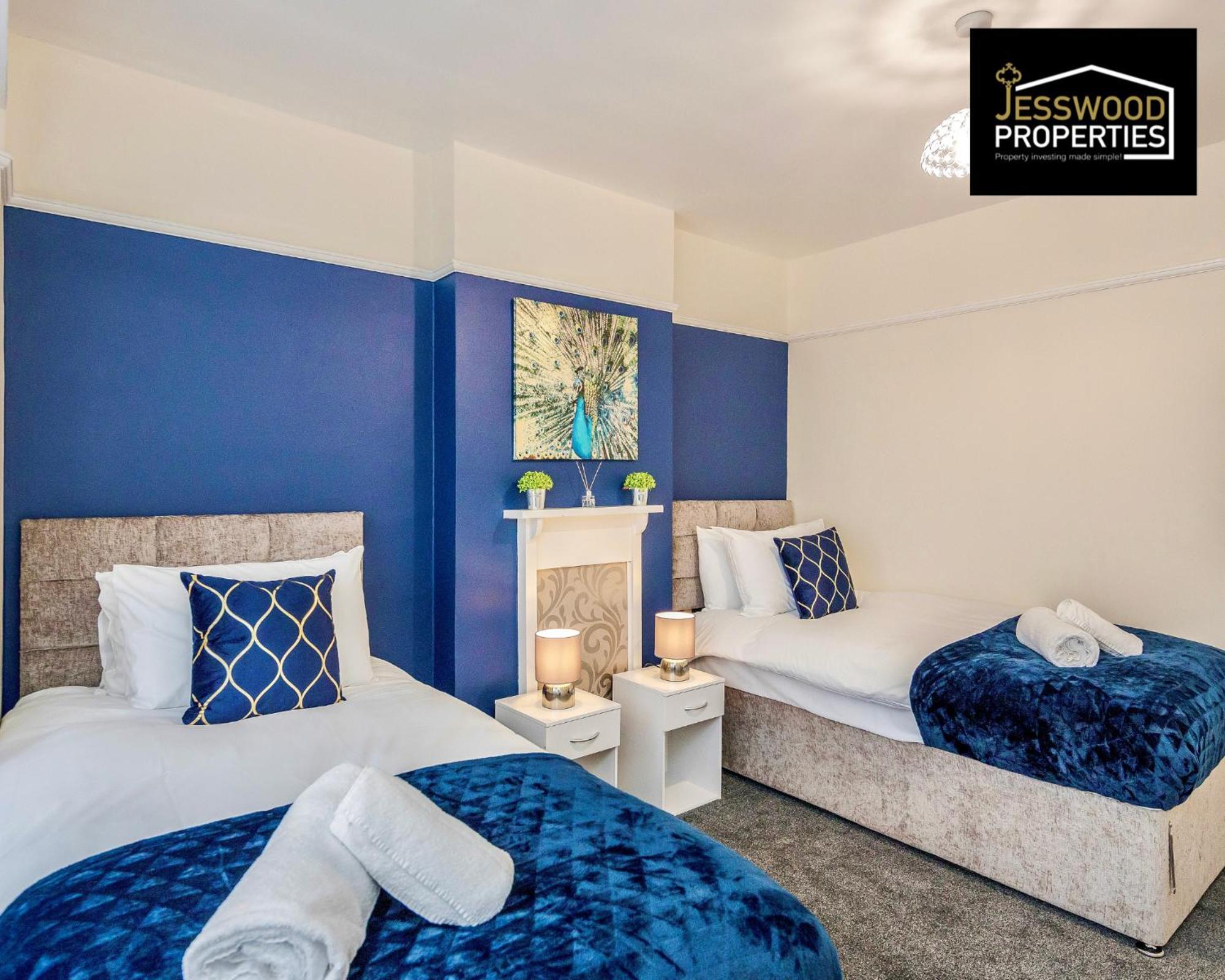 Large 6 Bedroom Contractor House By Jesswood Properties Shortlets For Groups, Business And Leisure With Free Parking, Wifi And Pool Table Лутон Экстерьер фото