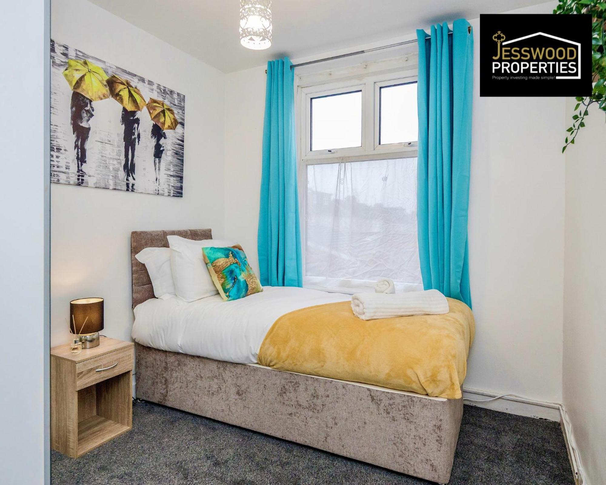 Large 6 Bedroom Contractor House By Jesswood Properties Shortlets For Groups, Business And Leisure With Free Parking, Wifi And Pool Table Лутон Экстерьер фото
