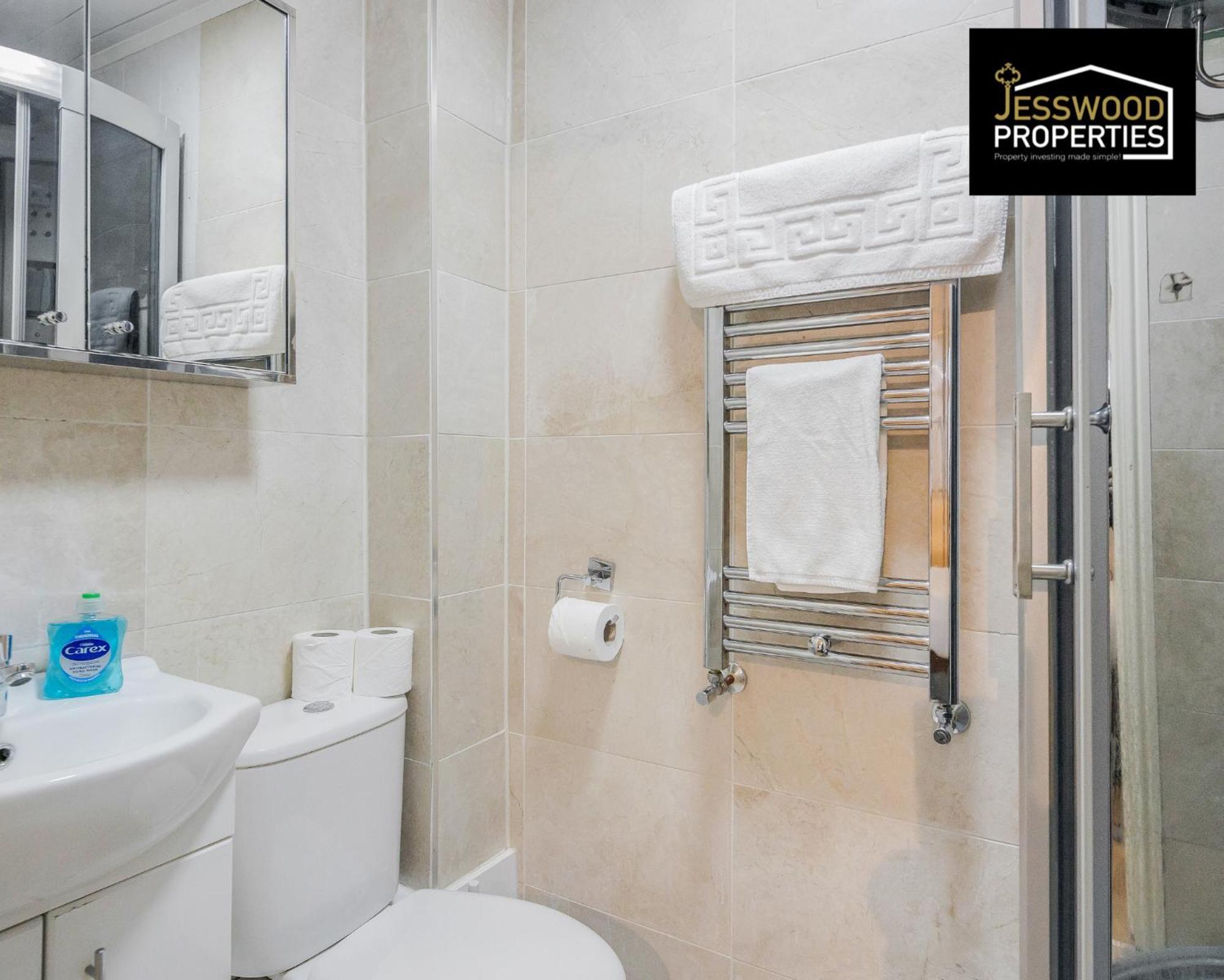 Large 6 Bedroom Contractor House By Jesswood Properties Shortlets For Groups, Business And Leisure With Free Parking, Wifi And Pool Table Лутон Экстерьер фото