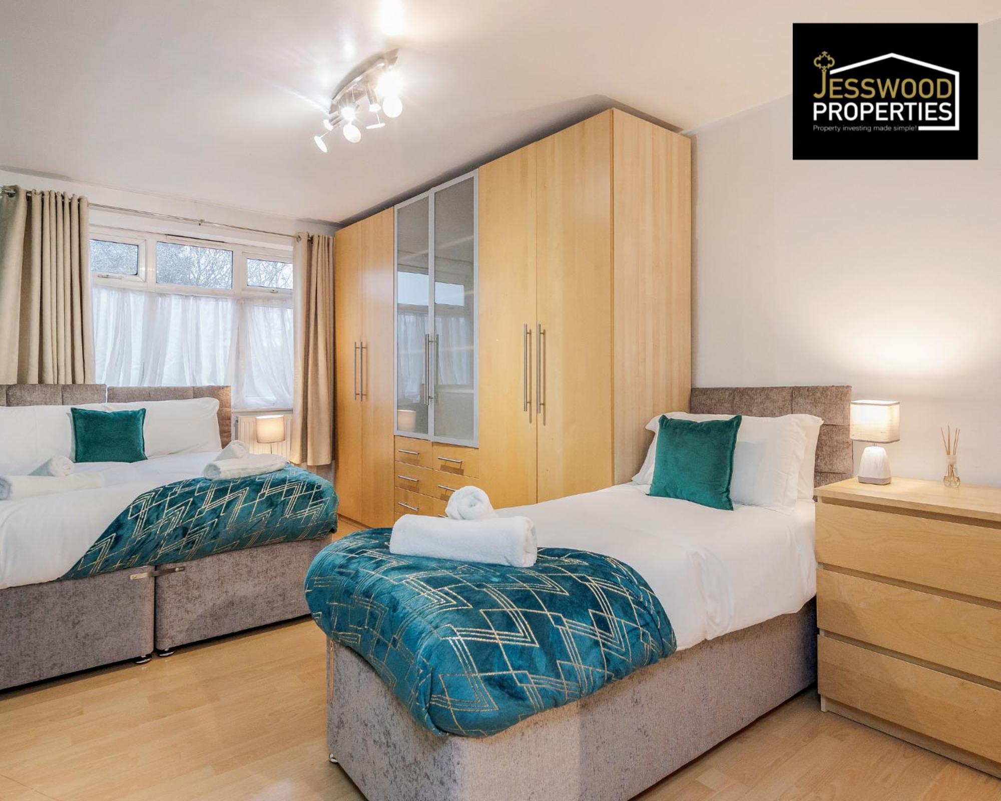 Large 6 Bedroom Contractor House By Jesswood Properties Shortlets For Groups, Business And Leisure With Free Parking, Wifi And Pool Table Лутон Экстерьер фото