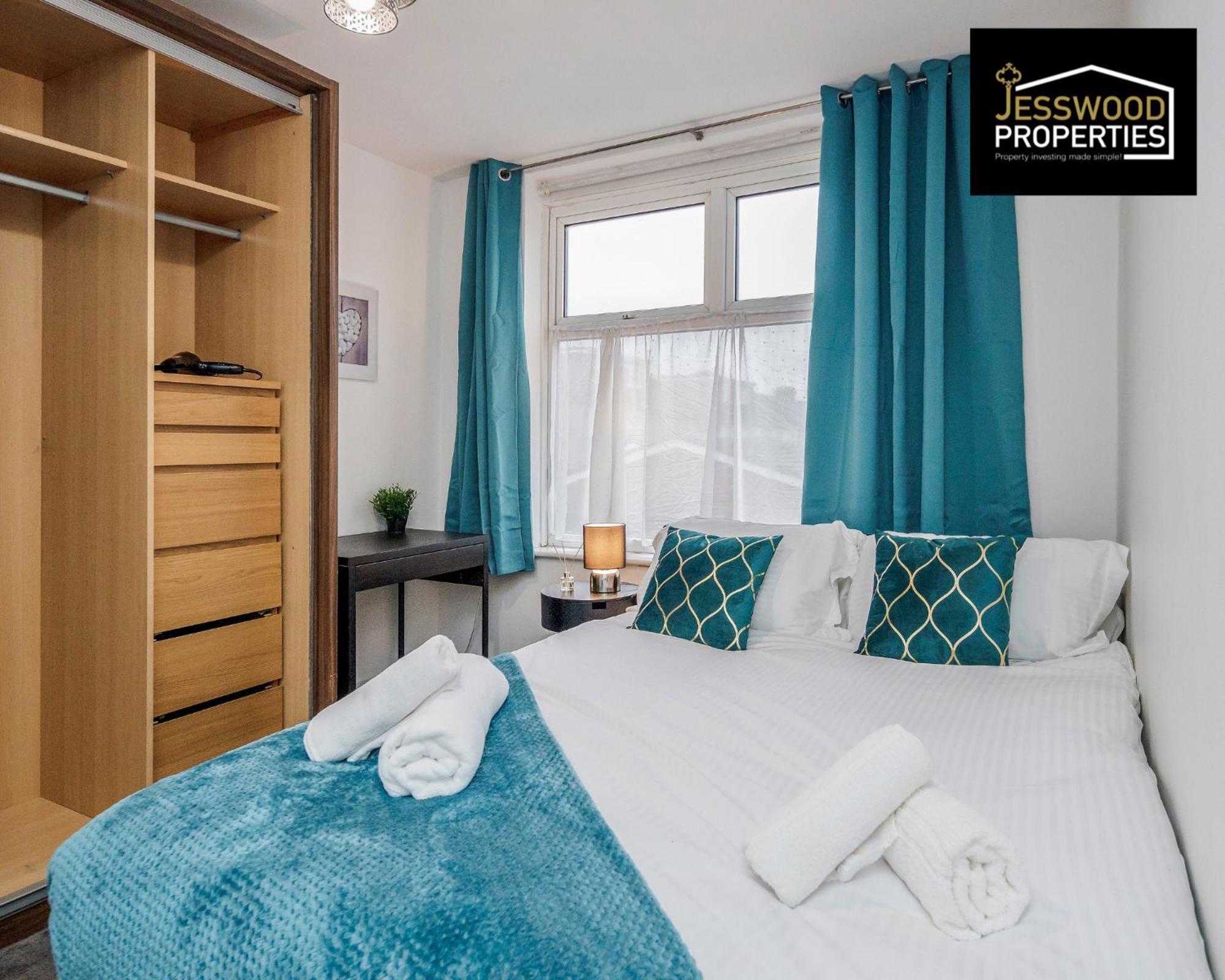 Large 6 Bedroom Contractor House By Jesswood Properties Shortlets For Groups, Business And Leisure With Free Parking, Wifi And Pool Table Лутон Экстерьер фото